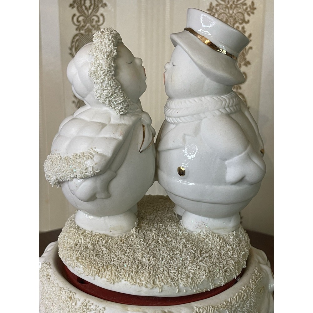 JCPenney Home Collection Musical Snow Couple Figurine Music Box Turns Winter‎